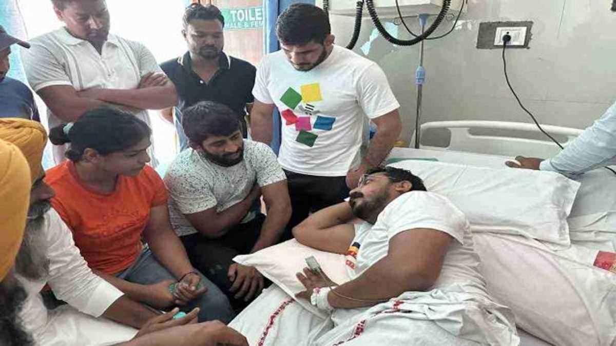 बजरंग पूनिया और साक्षी, भीम आर्मी प्रमुख चंद्रशेखर से मिलने पहुंचे अस्पताल